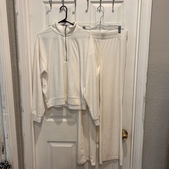 Avia‎ Y2K Velvet Track Suit Size Large White Cream 1/2 Zip Crop Top Flare Pants - Picture 1 of 9